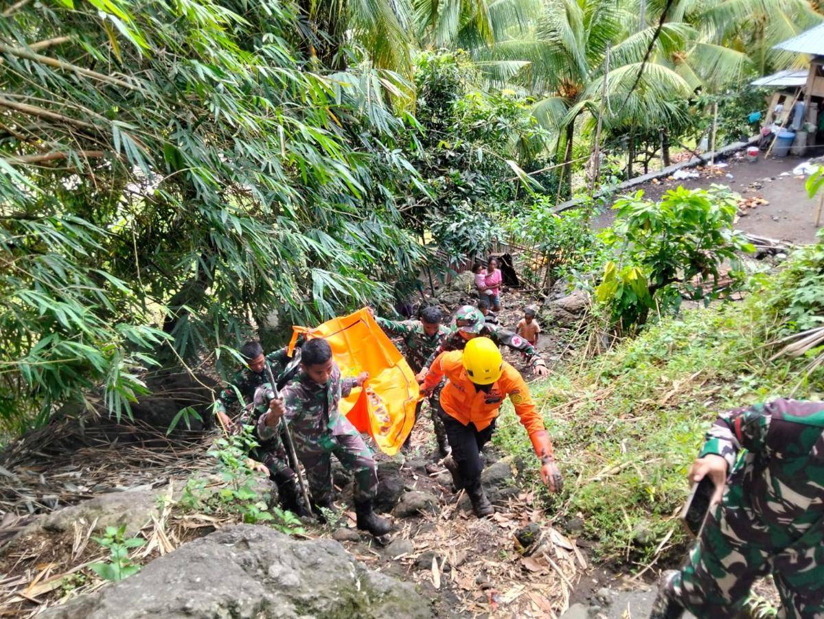 Korban jiwa kelima banjir di Nagekeo, seorang balita, dievakuasi petugas. (Dok Basarnas Maumere)