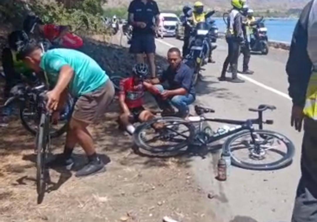 Kecelakaan beruntun pembalap sepeda Tour de Entete di TTU, NTT. (Dok istimewa)