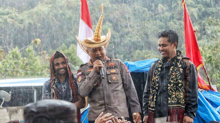 Kapolres Rote Ndao AKBP Mardiono saat temui massa aksi di bawah guyuran hujan. (Dok Polres Rote Ndao)