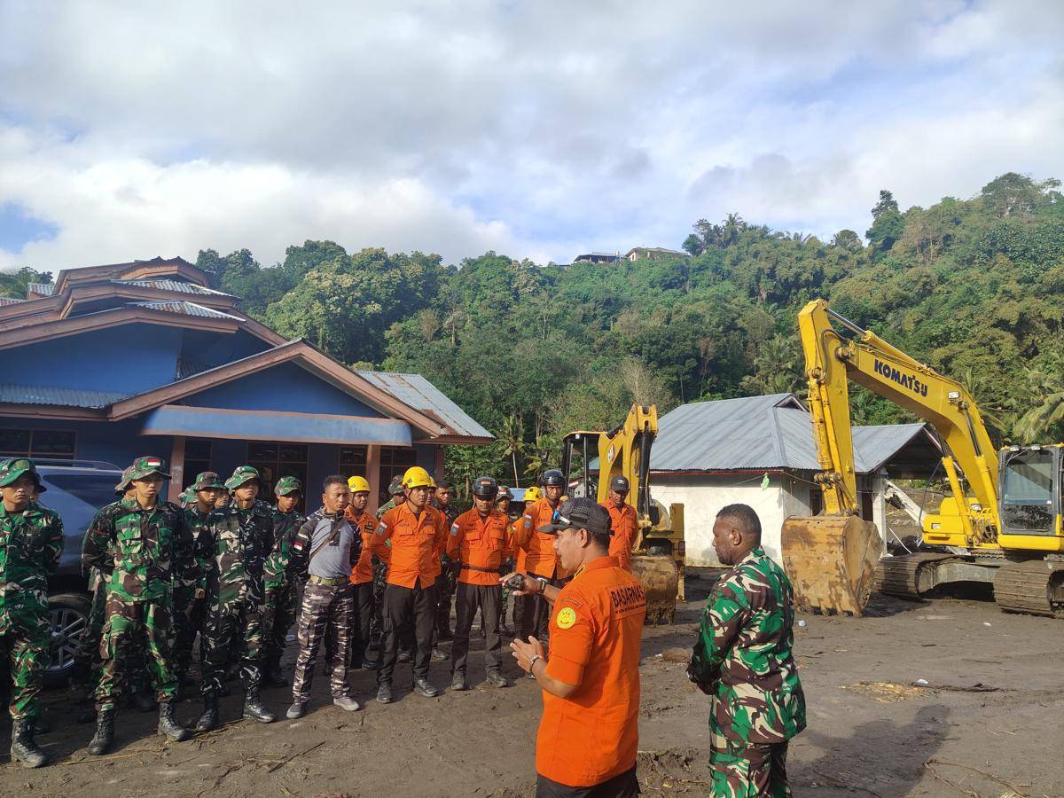 Tim SAR Gabungan menyiagakan eksavator untuk mencari korban banjir di Nagekeo, NTT. (Dok Basarnas Maumere)