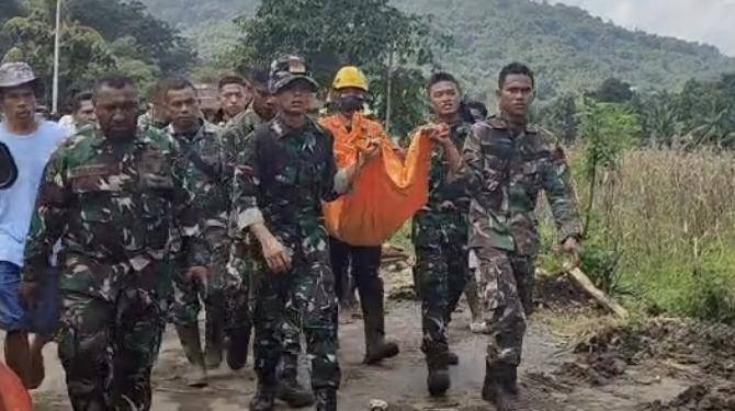 Petugas mengevakuasi balita korban jiwa banjir Nagekeo, NTT. (Dok Basarnas Maumere)