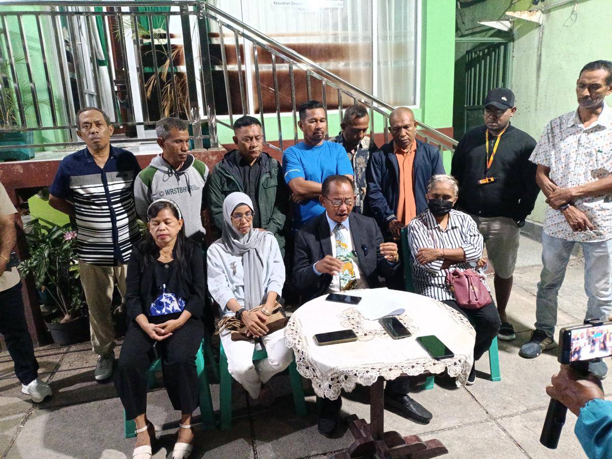 Sahabat Kosmas menyatakan penolakan sanksi pemecatan terhadap Kompol Kosmas Kaju Gae atas kematian ojol Affan Kurniawan. (IDN Times/Putra Bali Mula)
