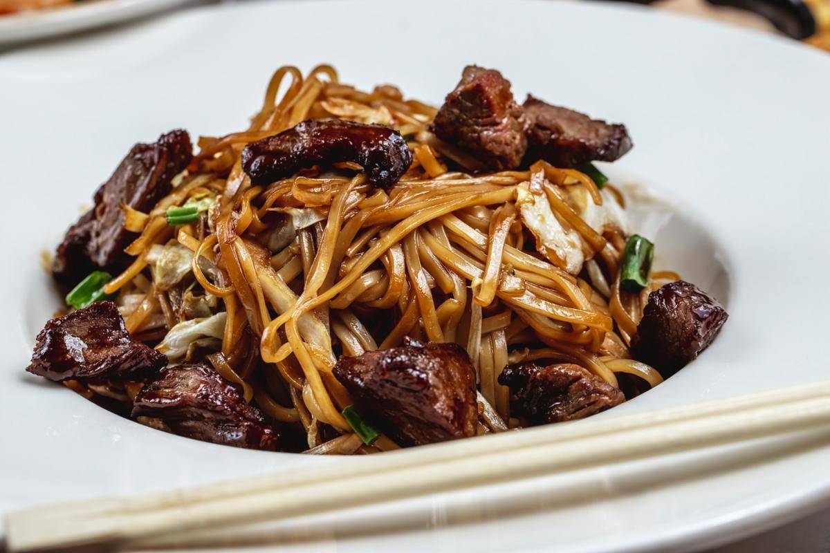ilustrasi tips menyajikan spicy beef yakisoba (freepik.com/stockking)