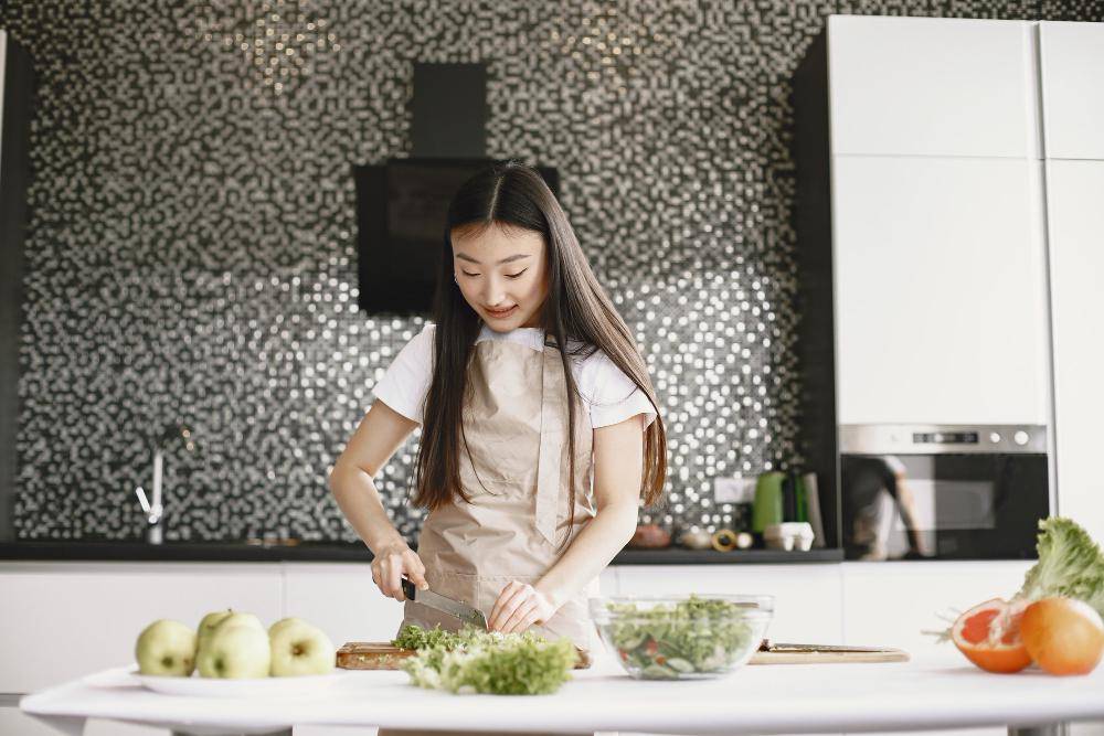 ilustrasi masak sendiri (freepik.com/prostooleh)