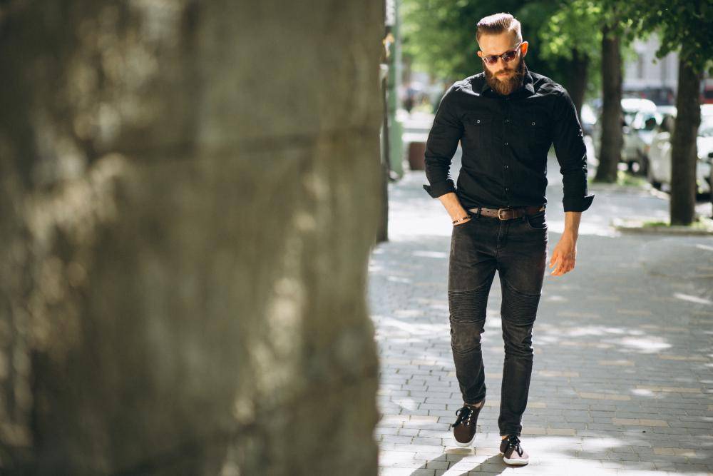 ilustrasi outfit hitam cowok (freepik.com/senivpetro)