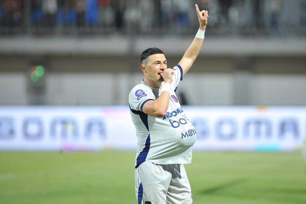 Pesepak bola Persita Tangerang Andrejic Aleksa berselebrasi usai mencetak gol ke gawang Madura United pada pertandingan BRI Super League di Stadion Gelora Madura Ratu Pamelingan, Pamekasan, Jawa Timur, Minggu (24/8/2025). (ANTARA FOTO/Syaiful Arif/rzl/tom.)