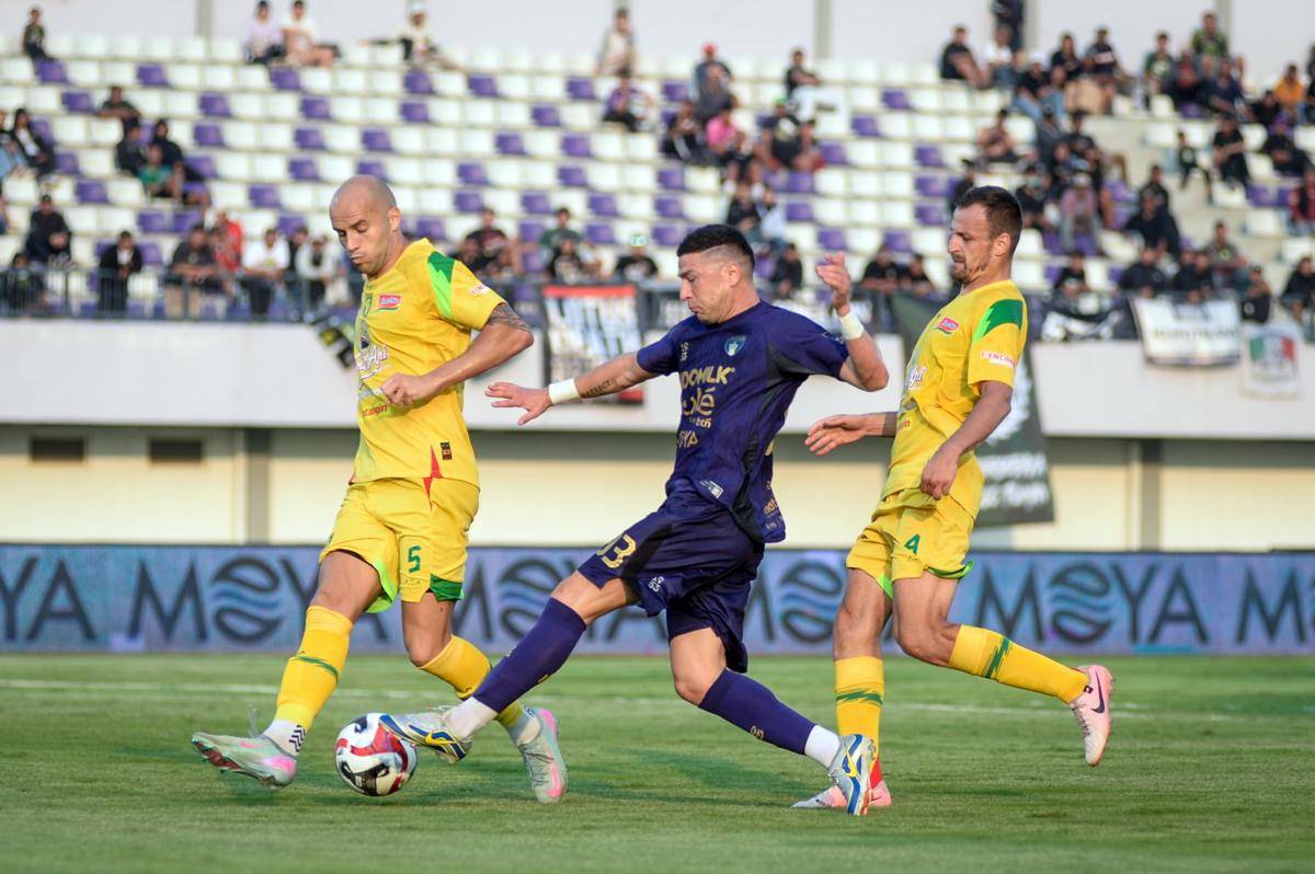 Pesepak bola Persebaya Surabaya Risto Mitrevski (kiri) dan Dime Dimov (kanan) berusaha mengadang pesepak bola Persita Tangerang Andrejic Aleska (tengah) pada pertandingan BRI Super League di Stadion Indomilk Arena, Kabupaten Tangerang, Banten, Sabtu (16/8/2025). (ANTARA FOTO/Putra M. Akbar/foc.)