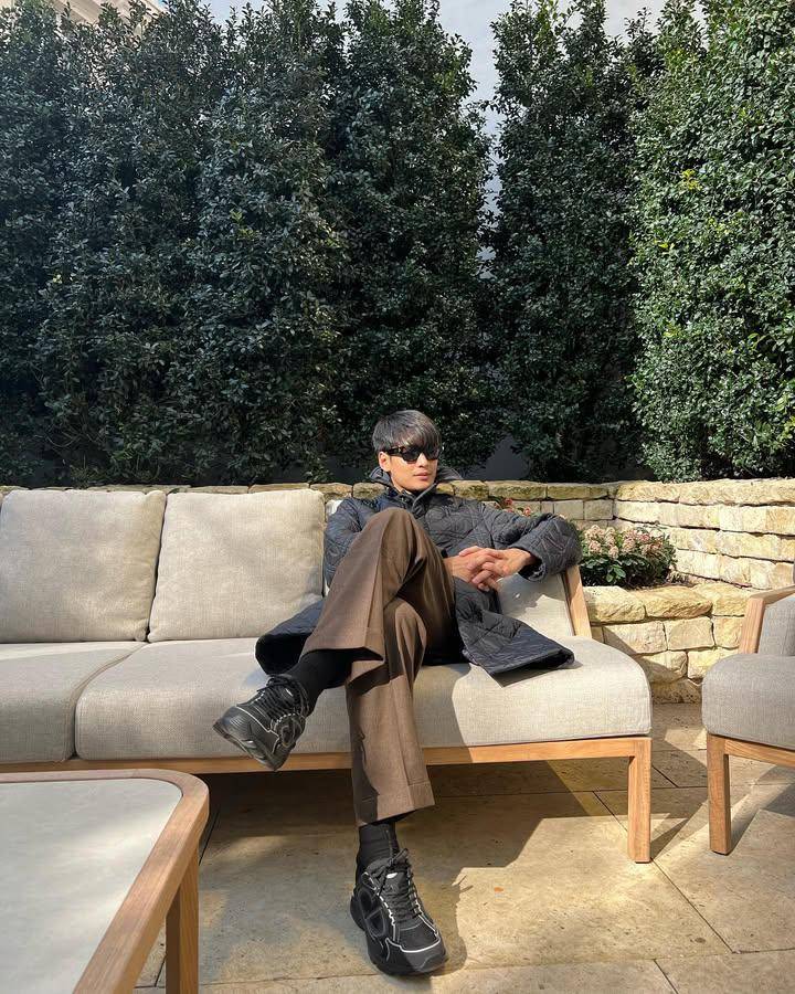OOTD pakai sneakers hitam ala Apo Nattawin (instagram.com/apo555)