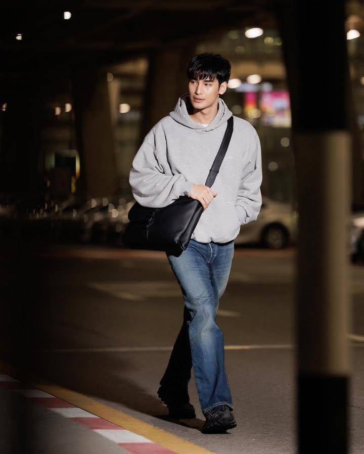 OOTD pakai sneakers hitam ala Apo Nattawin (instagram.com/apo555)