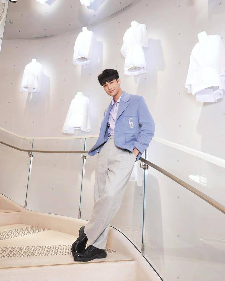 OOTD pakai sneakers hitam ala Apo Nattawin (instagram.com/apo555)