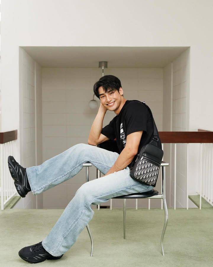 OOTD pakai sneakers hitam ala Apo Nattawin (Instagram.com/apo555)