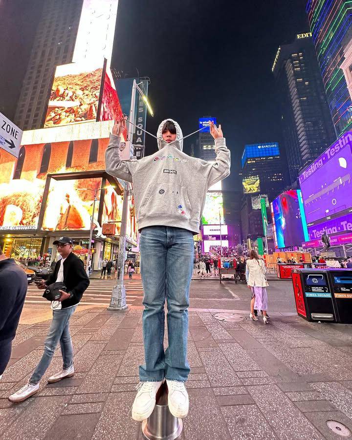 styling hoodie ala First Chalongrat (instagram.com/first_fh)