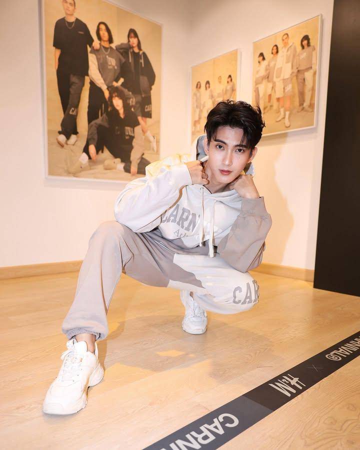 styling hoodie ala First Chalongrat (Instagram.com/first_fh)