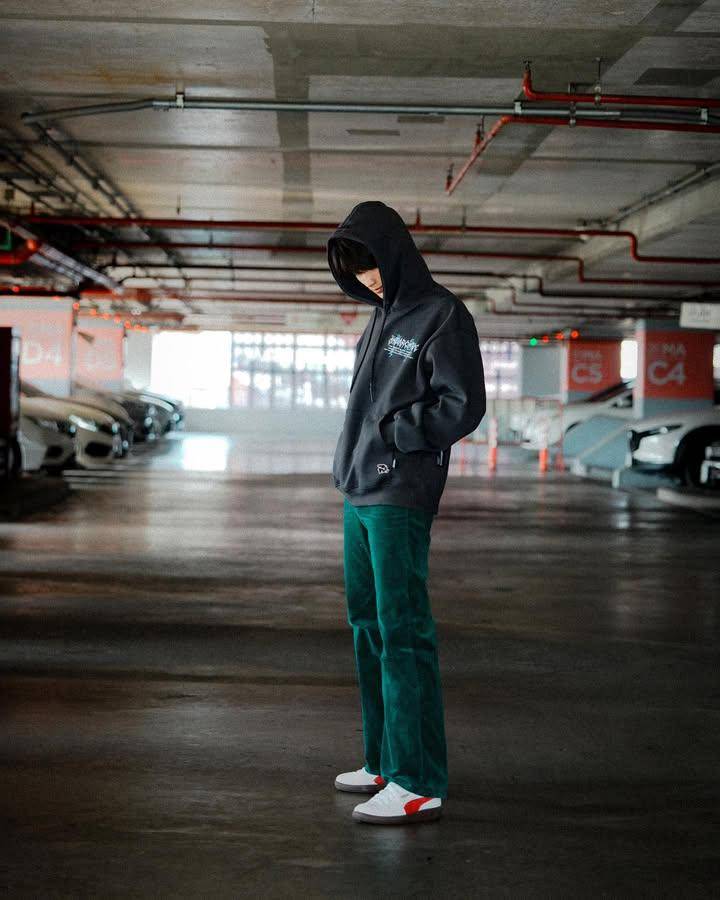 styling hoodie ala First Chalongrat (instagram.com/first_fh)