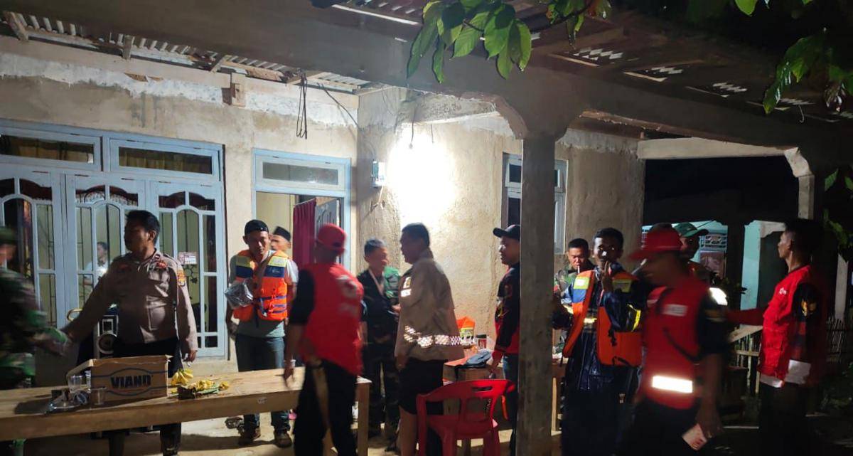 Tim gabungan saat evakuasi banjir di Lampung Barat. (IDN Times/istimewa)
