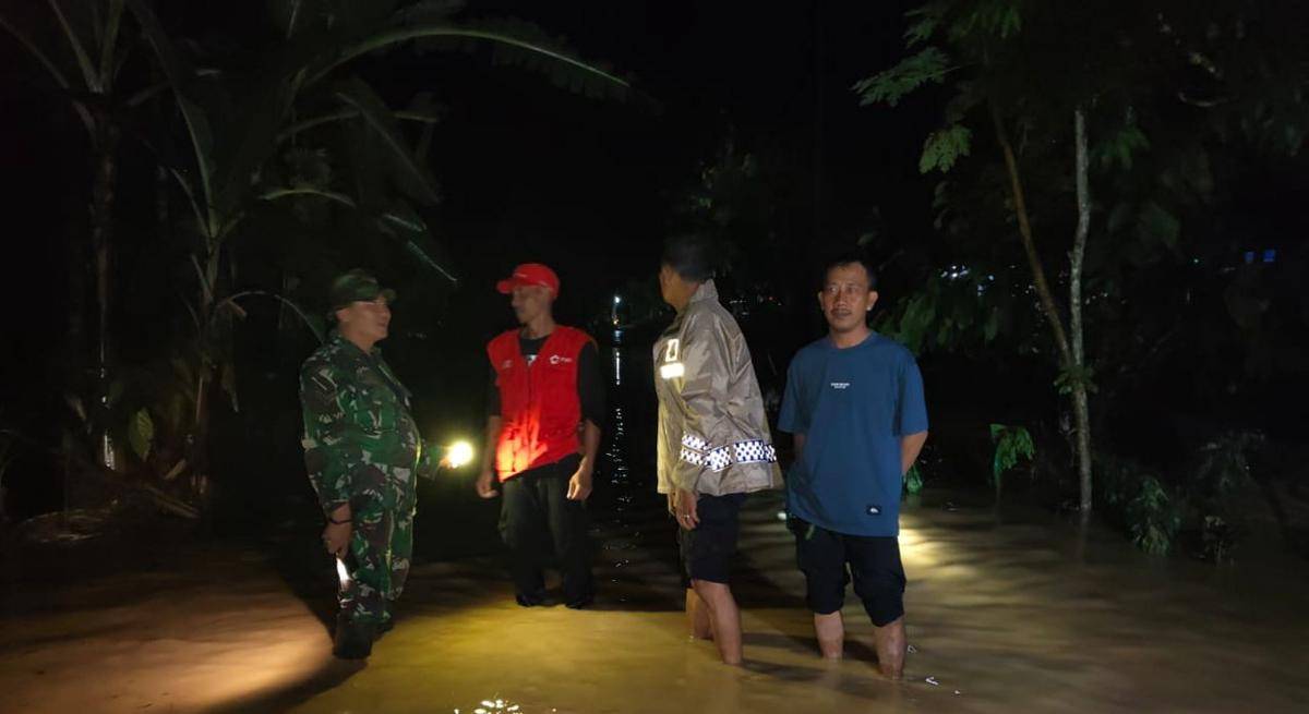 Penyelematan oleh tim gabungan di Lampung Barat. (IDN Times/istimewa)