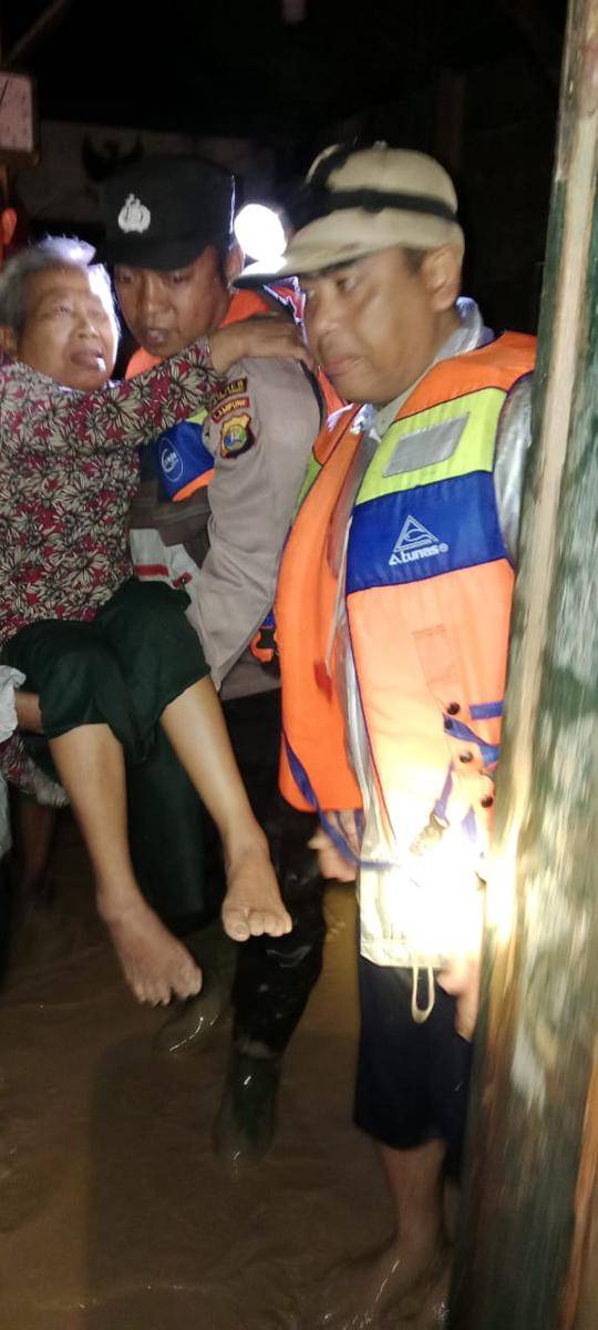 Tim gabungan saat evakuasi di Lampung Barat. (IDN Times/istimewa)