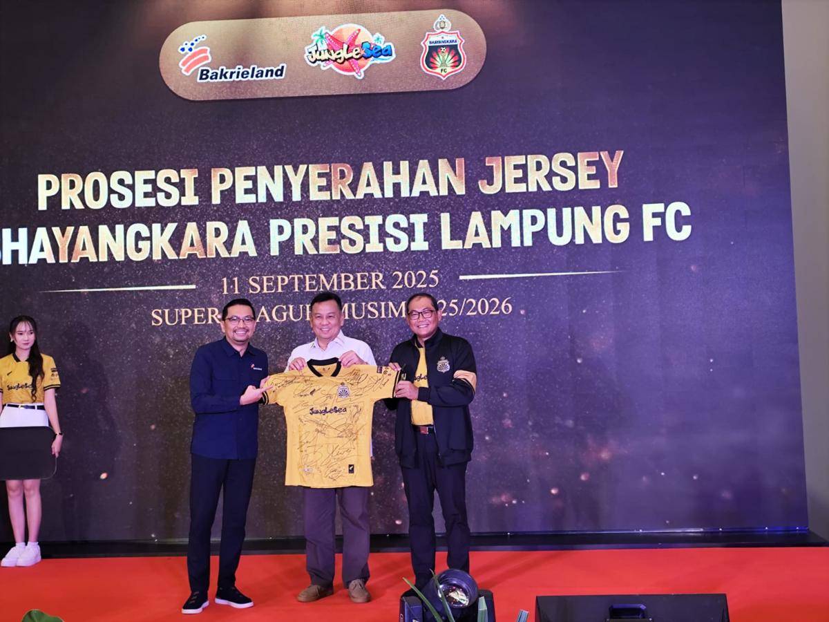 Penyerahan kerjasama Junglesea dan Bhayangkara Lampung FC. (IDN Times/Muhaimin)