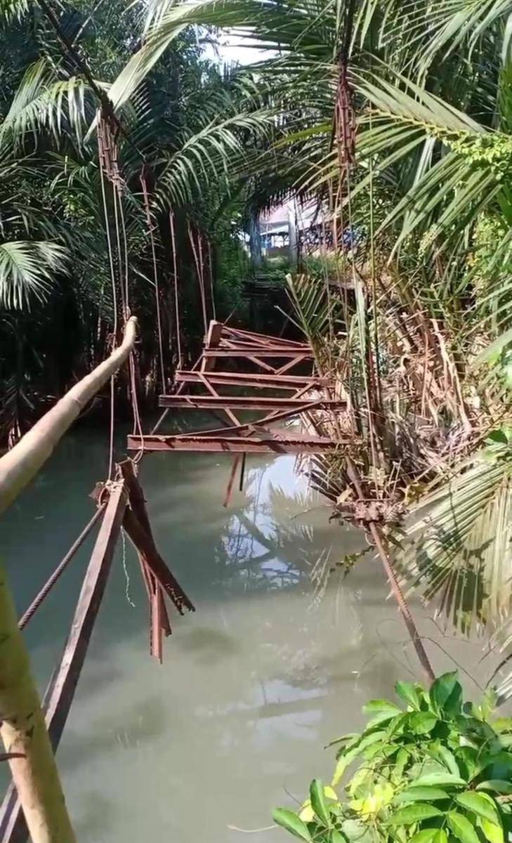 Jembatan gantung yang hendak di perbaiki di Tanggamus Lampung. (IDN Times/Muhaimin)