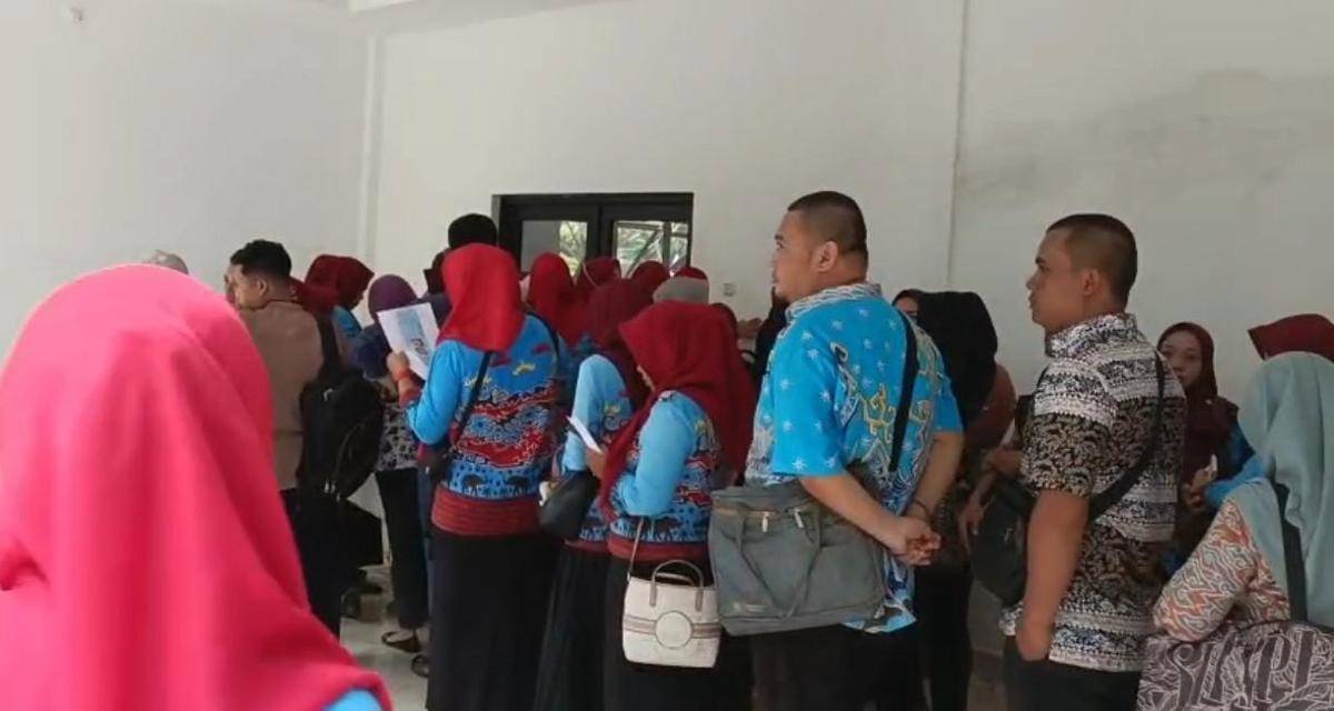 Suasana RSUD Tjokrodipo saat ribuan honorer tes kesehatan. (IDN Times/Muhaimin)