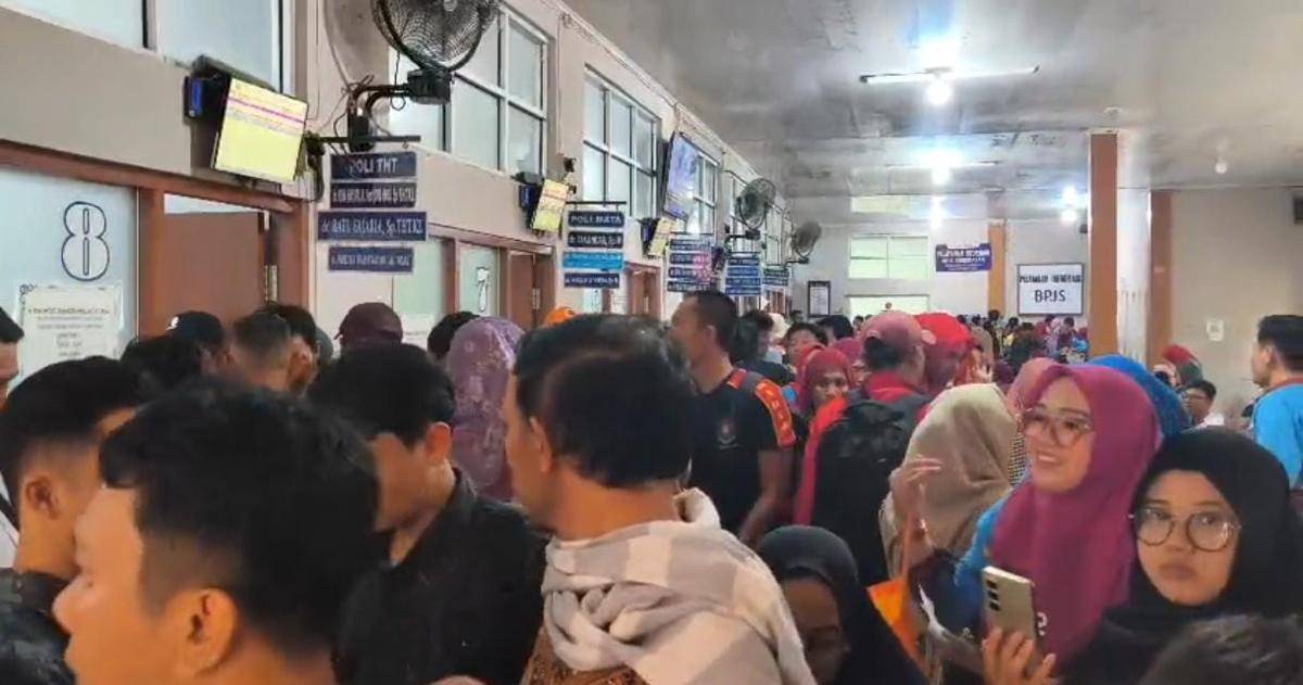 Ribuan honorer Bandar Lampung yang mengantre di RSUD Tjokrodipo Bandar Lampung. (IDN Times/Muhaimin)