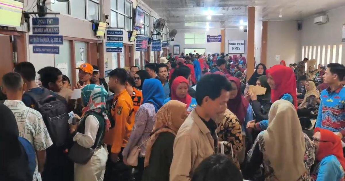 Ribuan honorer Bandar Lampung yang mengantre di RSUD Tjokrodipo Bandar Lampung. (IDN Times/Muhaimin)