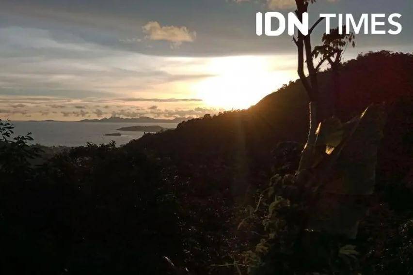 Saat dari Kota Sibolga, pengendara dapat menikmati pemandangan laut ketika menuju kawasan Batu Lubang (Hendra Simanjuntak/IDNTimes)