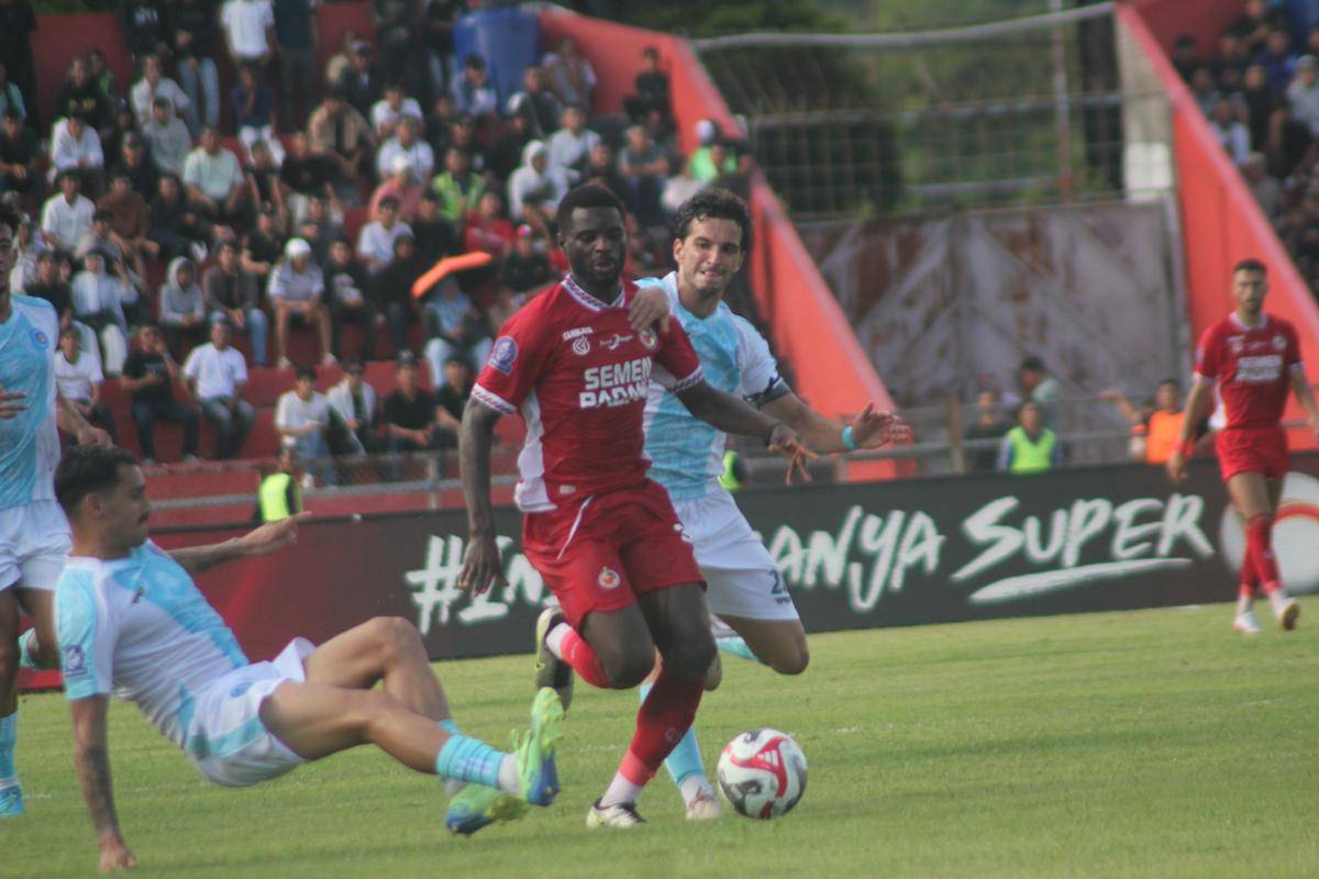 Pemain Semen Padang FC, Alhassan Wakaso diteckel oleh pemain PSBS Biak (Foto: IDN Times/Halbert Caniago)
