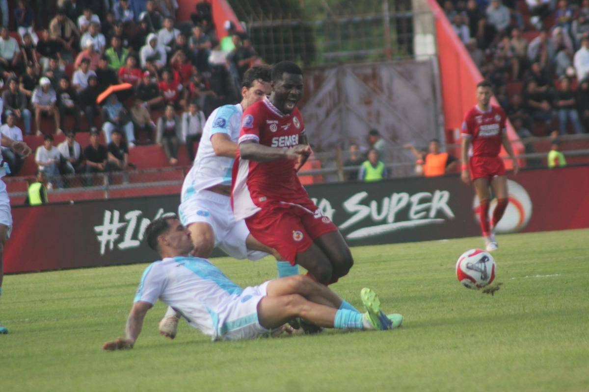 Pemain Semen Padang FC, Alhassan Wakaso diteckel oleh pemain PSBS Biak (Foto: IDN Times/Halbert Caniago)