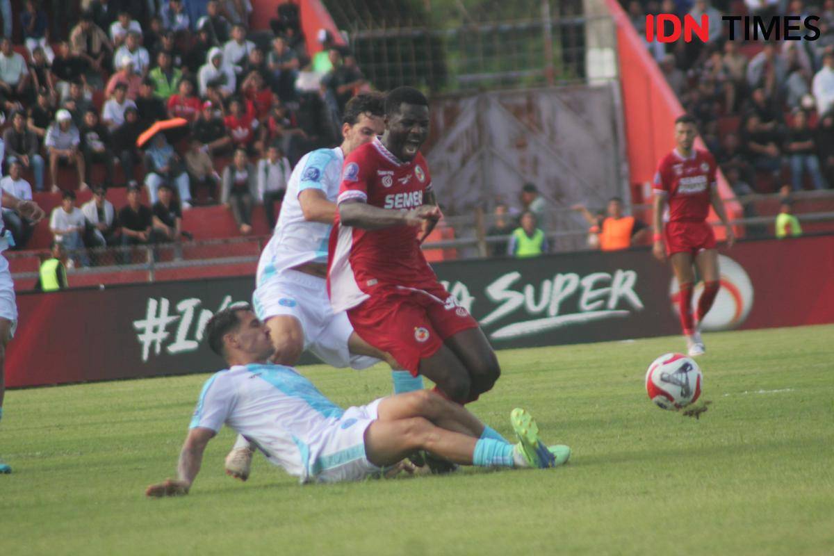 Pemain Semen Padang FC, Alhassan Wakaso diteckel oleh pemain PSBS Biak (Foto: IDN Times/Halbert Caniago)