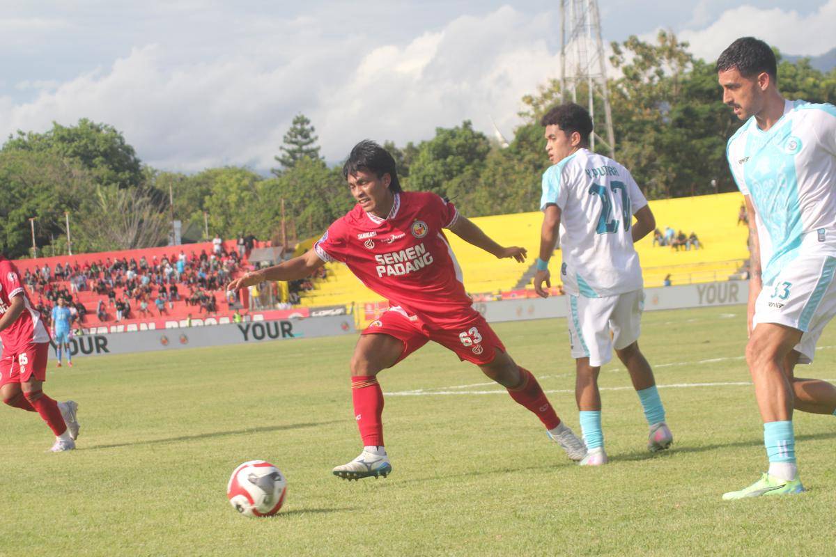 Pemain Semen Padang FC, Ripal Wahyudi mengejar berduel dengan pemain PSBS Biak (Foto: IDN Times/Halbert Caniago)