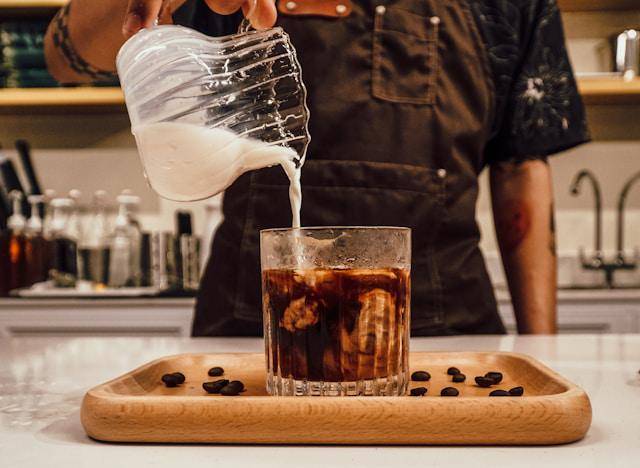 ilustrasi kopi susu (unsplash.com/Jason Nguyen)