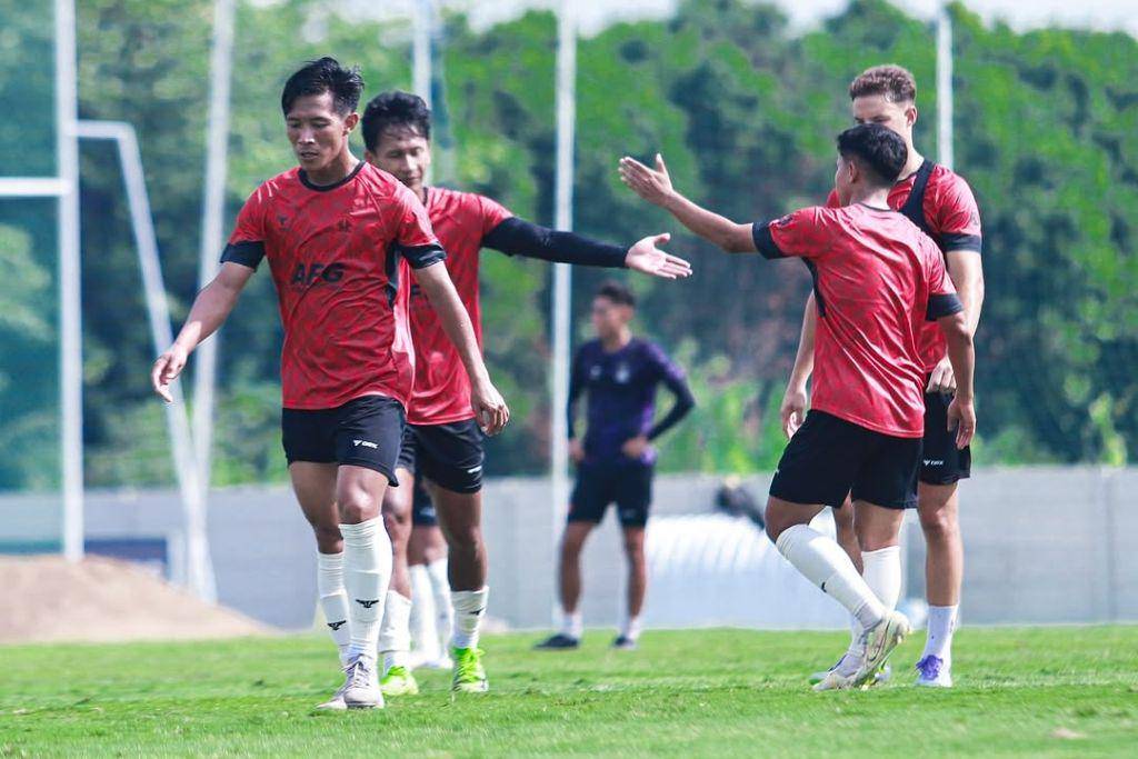 Para pemain Persik Kediri dalam sesi latihan di Kediri Soccer Field Ngasem pada 7 September 2025. (Instagram.com/persikfcofficial)