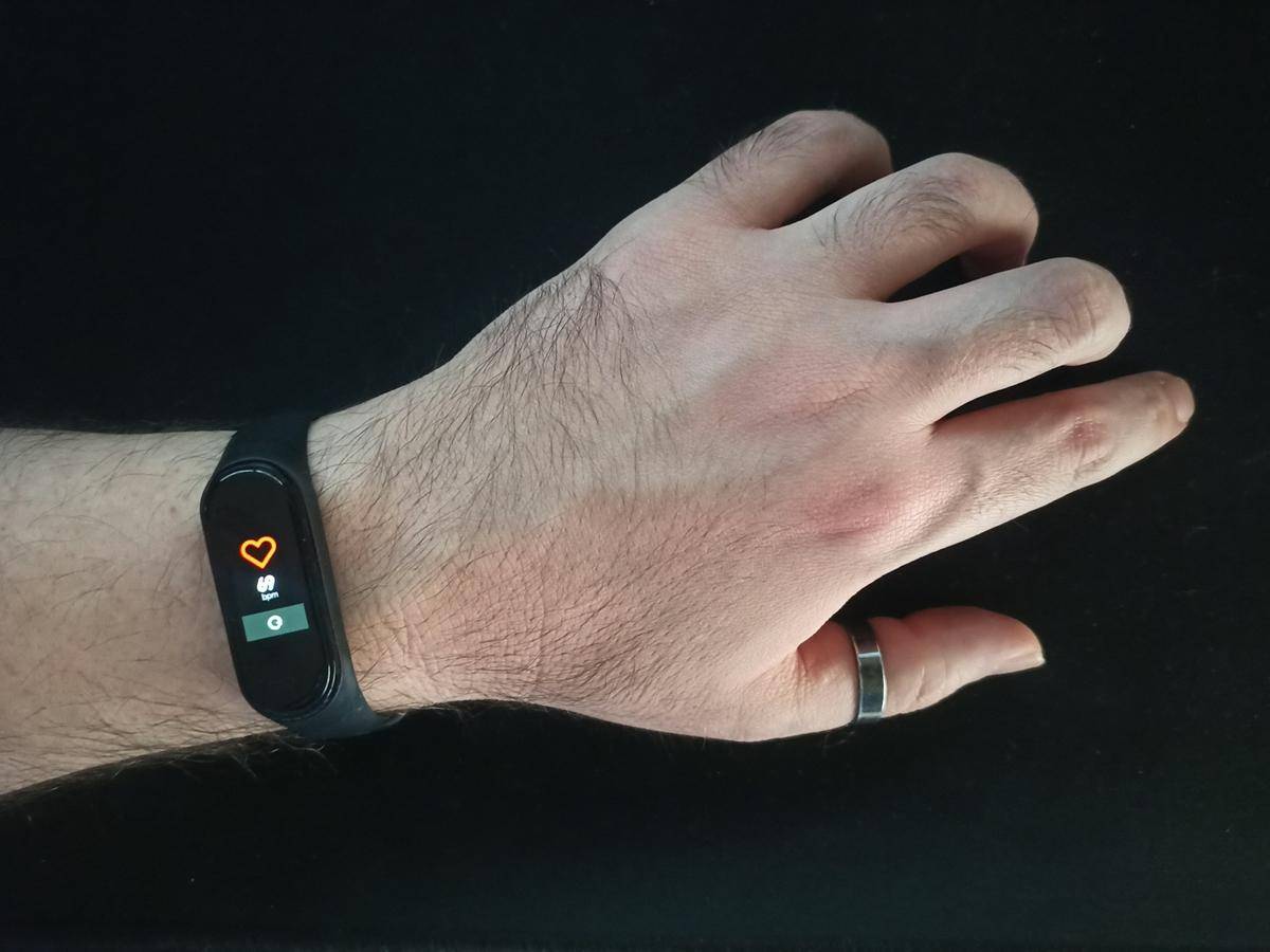 ilustrasi memakai smartband