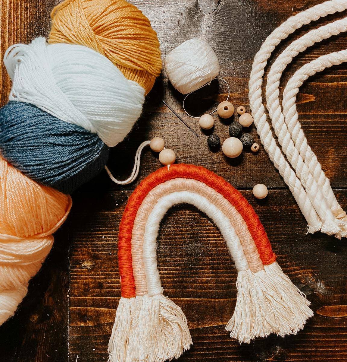 ilustrasi gantungan kunci makrame (unsplash.com/Meg Wagener)