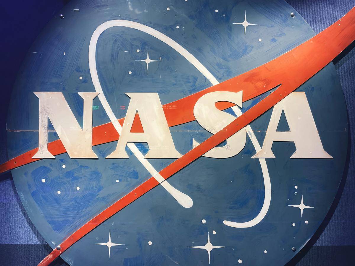 logo NASA. (unsplash.com/Jametlene Reskp)