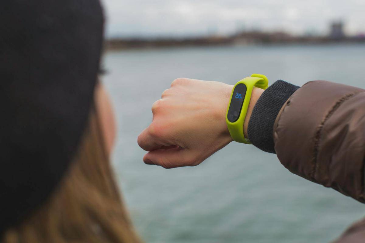ilustrasi memakai smartband