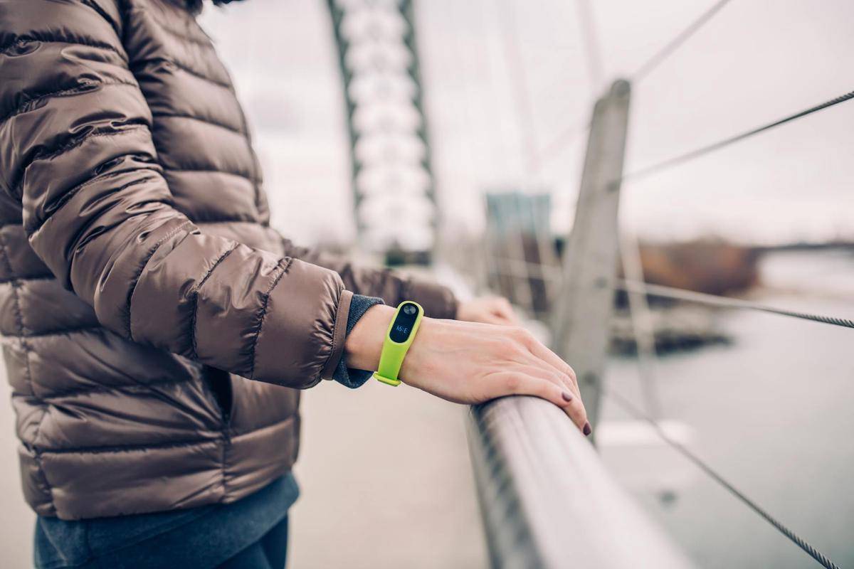 ilustrasi memakai smartband