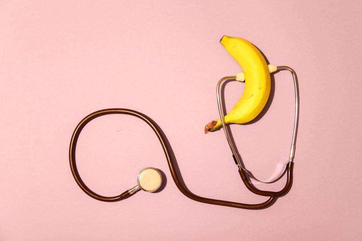 ilustrasi pisang dan stetoskop (pexels.com/FounderTips .)