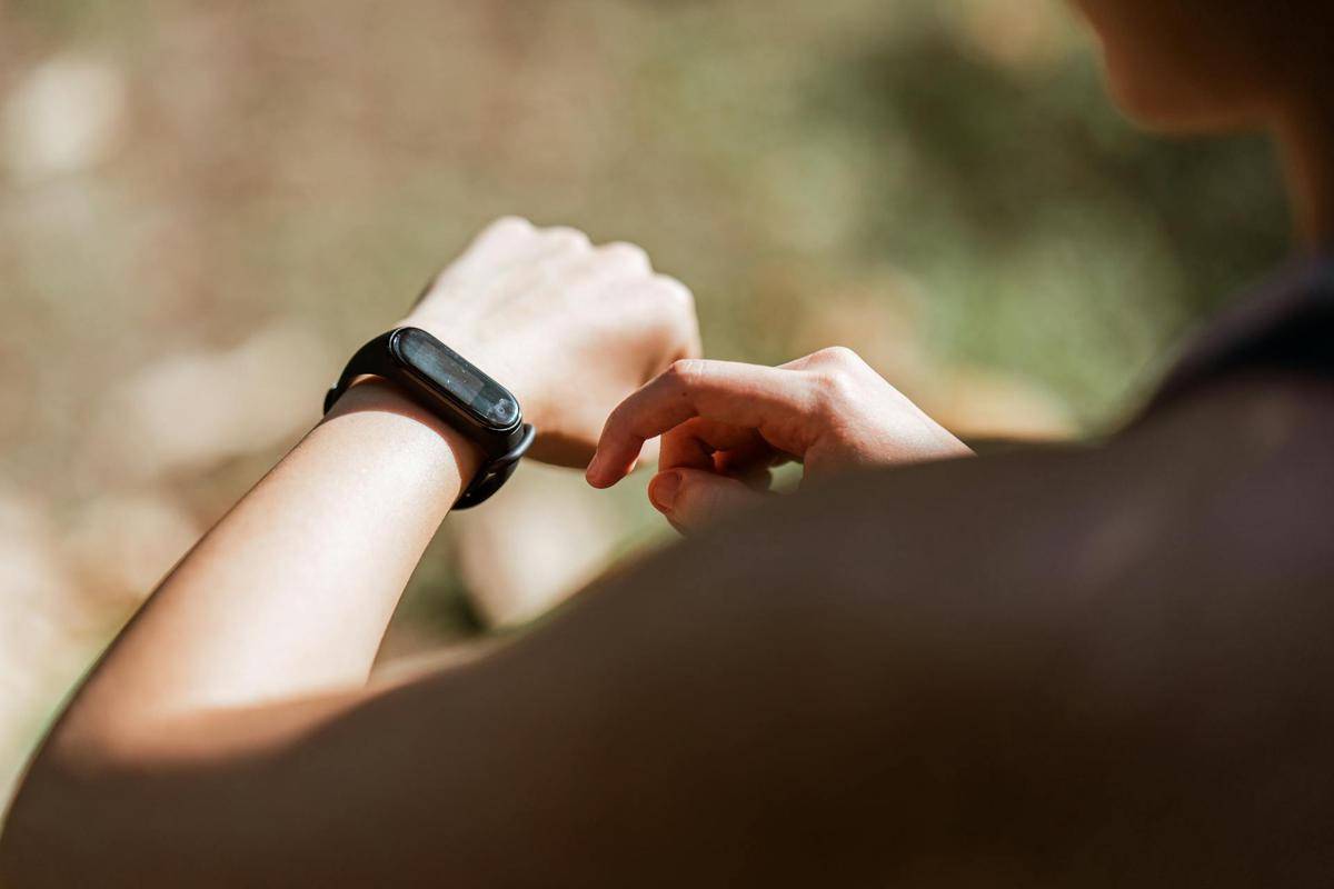 ilustrasi memakai smartband