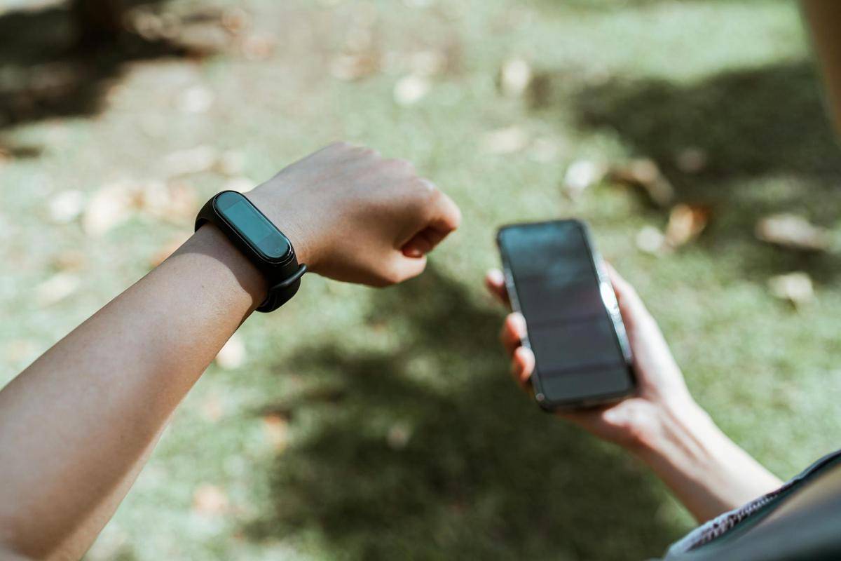 ilustrasi memakai smartband