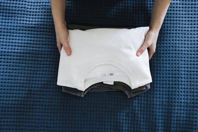 ilustrasi pria merawat t-shirt (unsplash.com/Polina Tankilevitch) 