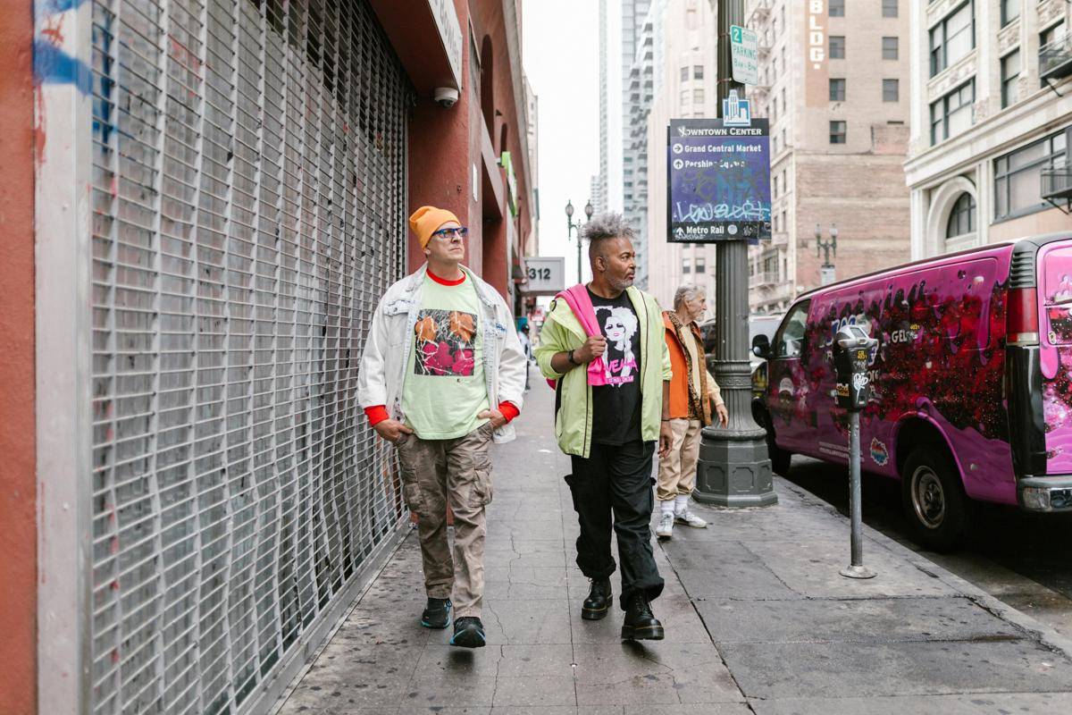 ilustrasi pria dengan streetwear outfit (pexels.com/RDNE Stock project)