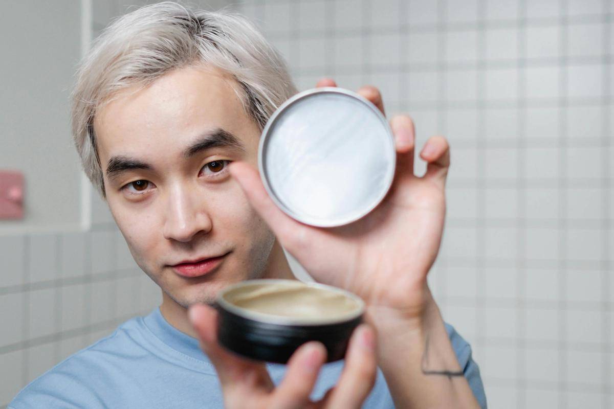 ilustrasi pria menggunakan produk perawatan rambut (pexels.com/Ron Lach) 