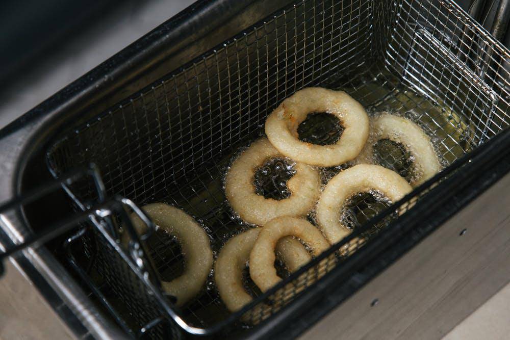 ilustrasi menggoreng calamari