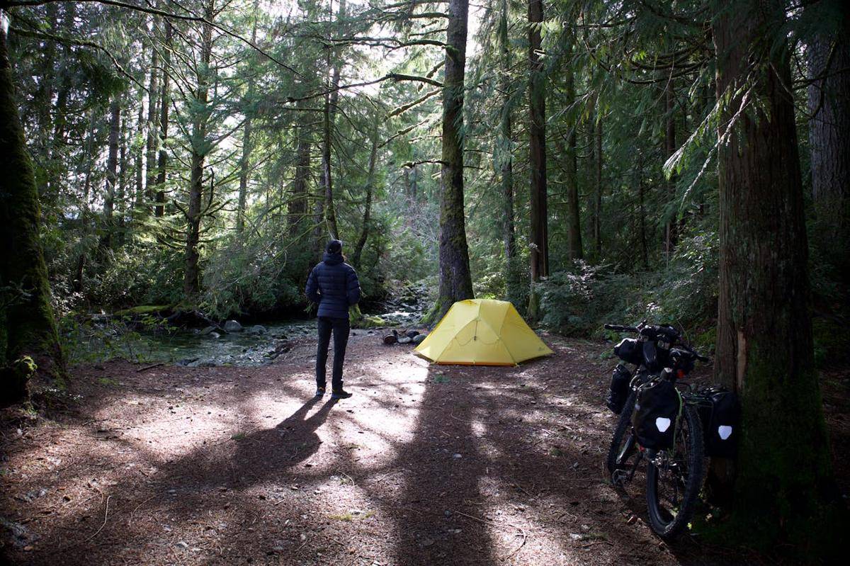 ilustrasi bikepacking (pexels.com/Samuel Waddington)