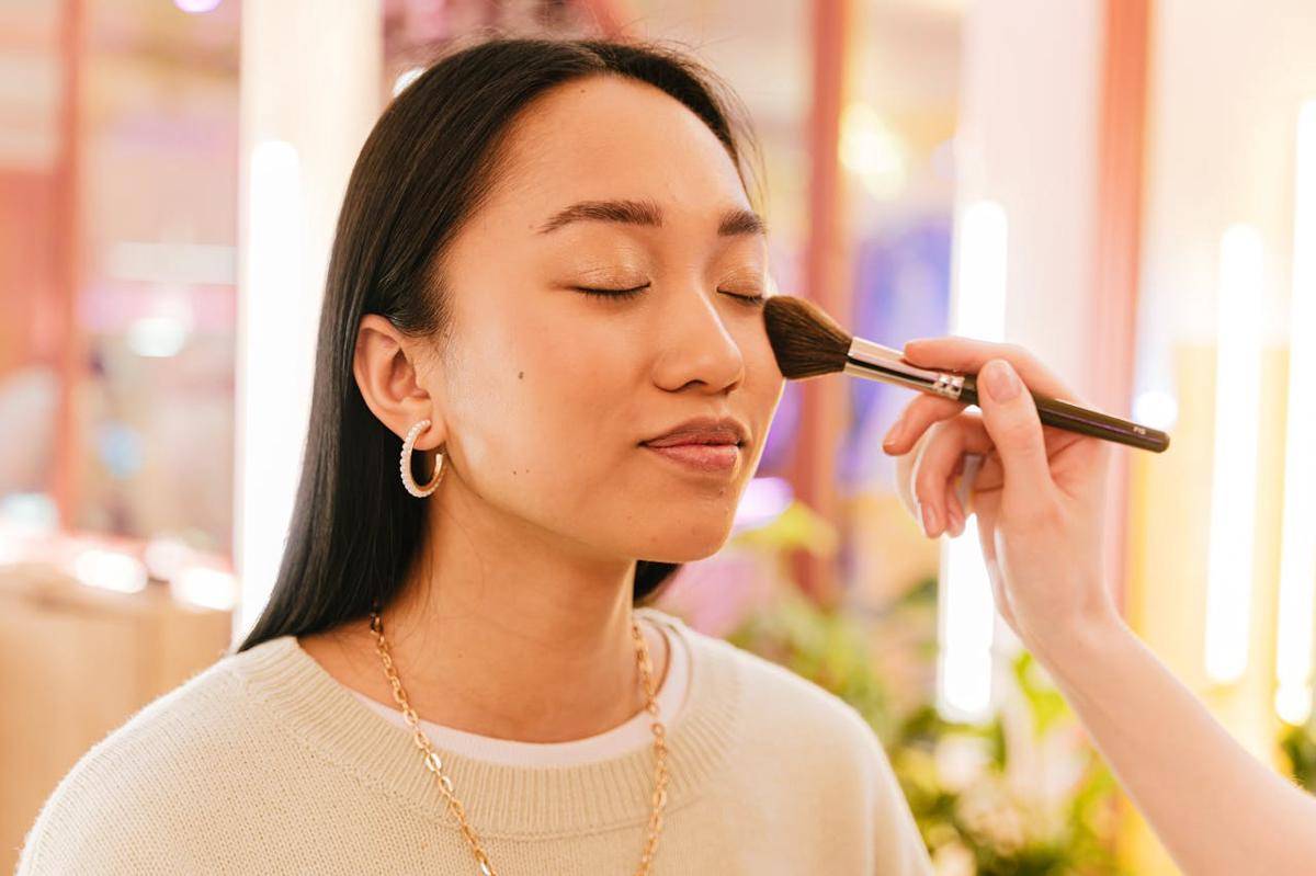 ilustrasi perempuan dengan makeup (pexels.com/Ulaş Ocaklı)