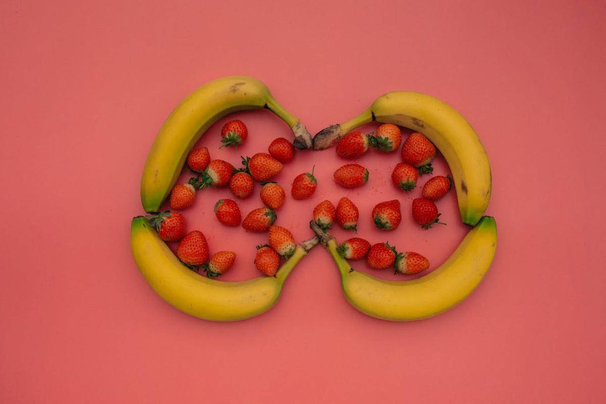 ilustrasi pisang dan stroberi (pexels.com/Viktoria  Slowikowska)