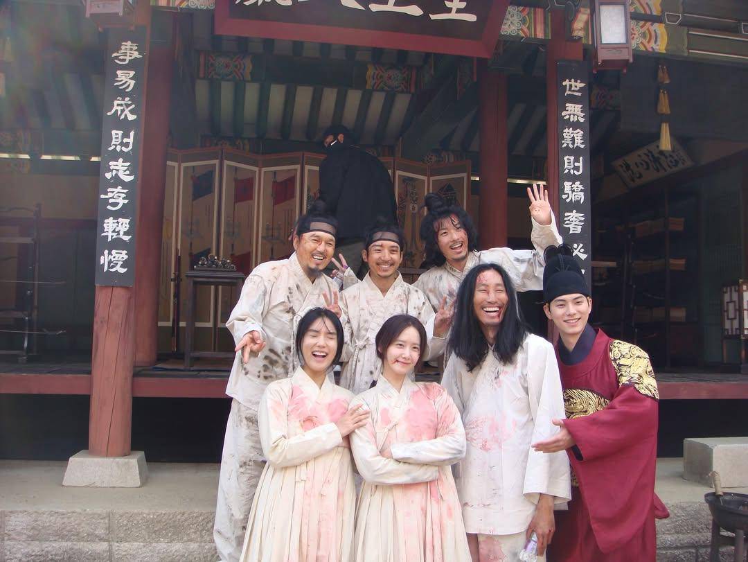 Yoon Seo Ah dan para cast lain di Balik Layar Drakor Bon Appetit, Your Majesty (instagram.com/yoonseoah_)