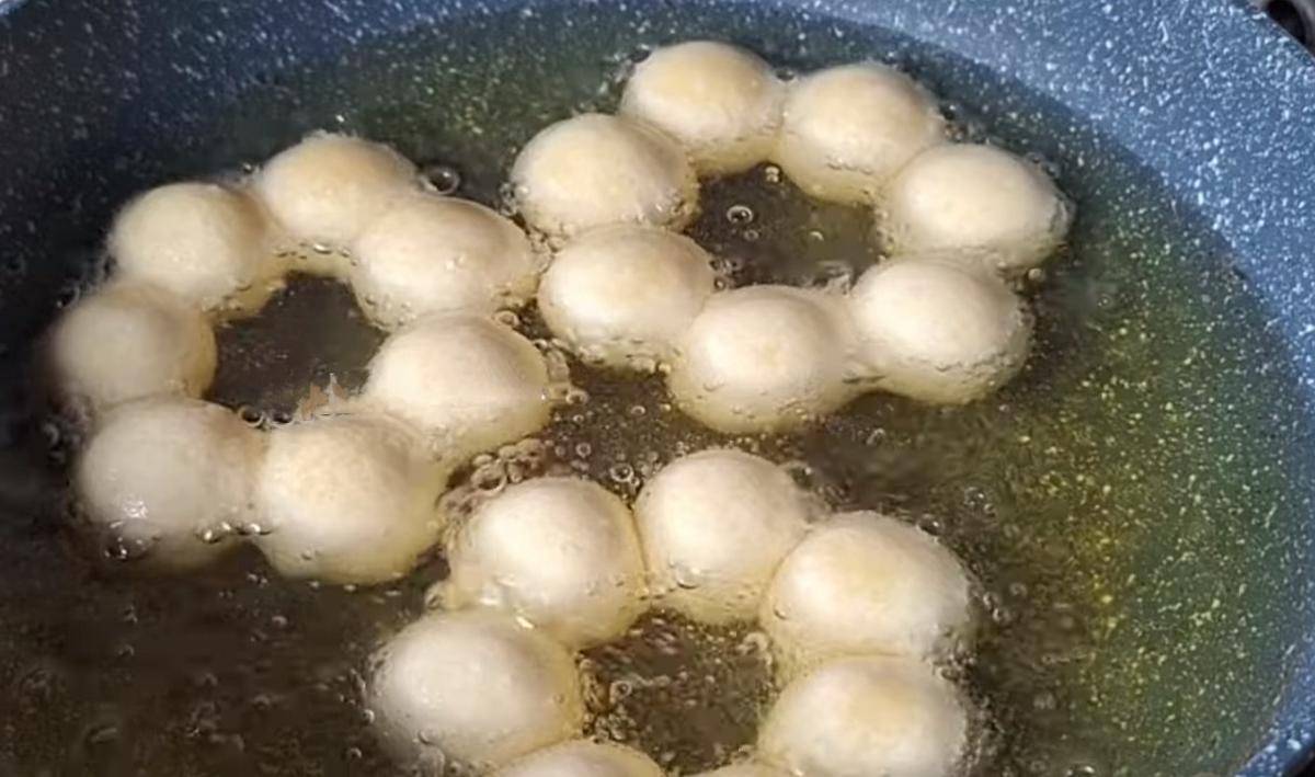 ilustrasi menggoreng donat mochi topping warna warni 
